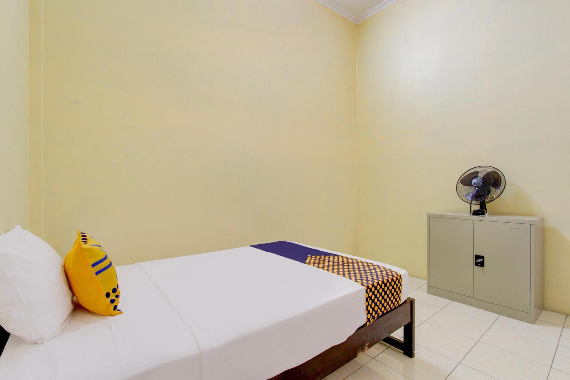Spot On 93245 Guest House Mulia Dua Syariah Klaten Exterior photo